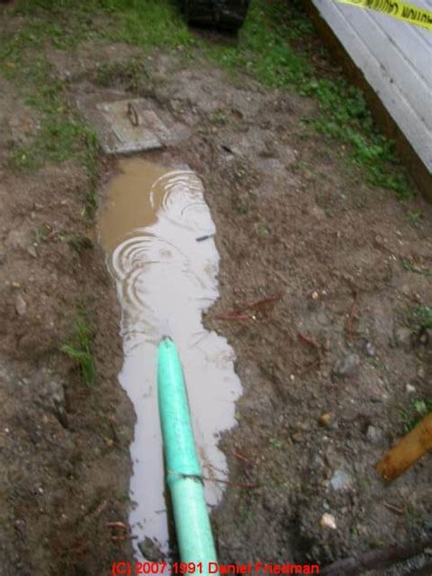 septic tank leaking into yard|4 Powerful Signs of Septic Leaks: How Do You Know。